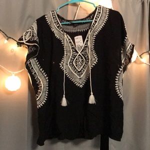 ✨PRICE DROP✨ Black and white embroidered top